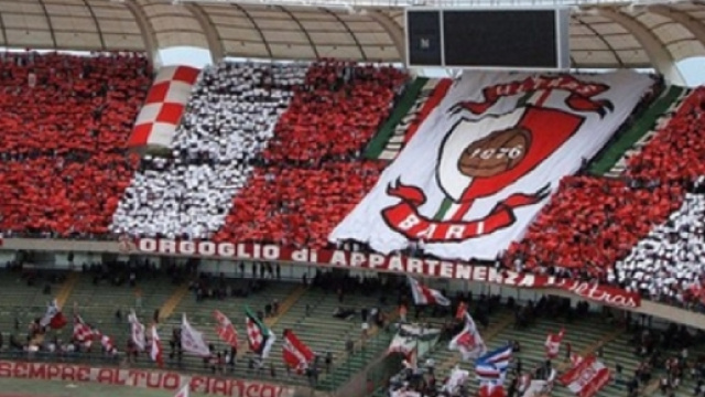 La curva dei tifosi del Bari allo stadio San Nicola