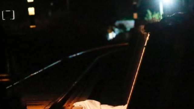 Il gioco di tre adolescenti sui binari &egrave; finito tragicamente: uno dei tre &egrave; stato travolto e ucciso da un treno in arrivo. Foto: Ansa.