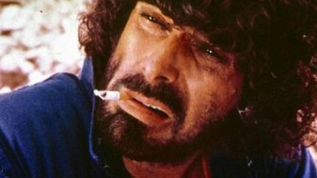 L'attore Tomas Milian nel ruolo di Er Monnezza