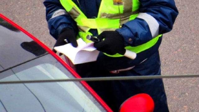 Polizia stradale durante un controllo