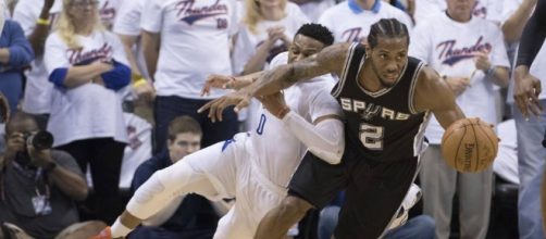 Kawhi Leonard and the Spurs pushed past the OKC Thunder on Friday night. [Image via Blasting News image library/inquisitr.com]