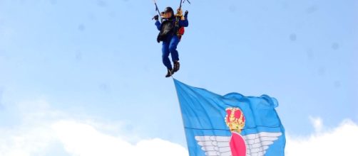 Paracaidista de la PAPEA desciende con la bandera del Ej&eacute;rcito del Aire.