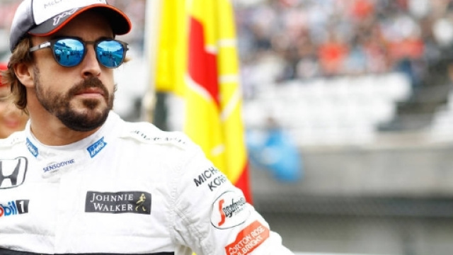 Alonso si complimenta con la Ferrari: si parla di divorzio anticipato con McLaren - autoweek.com