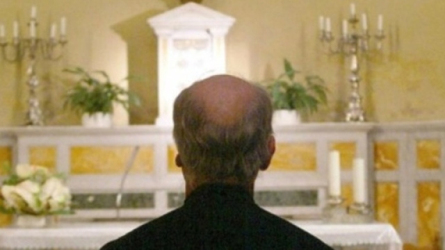 Ferrara, auto sfreccia: un sacerdote ubriaco alla guida