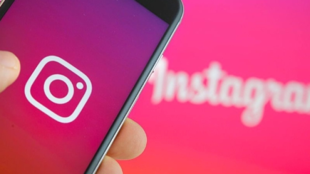 Instagram testing multi-photo post feature in v 10.7.0 - socialbarrel.com