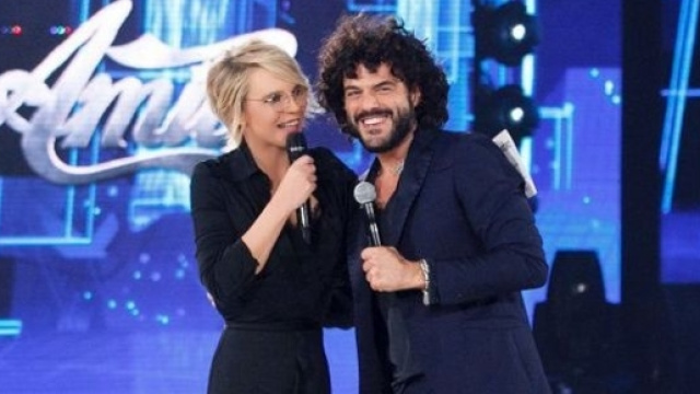 Maria De Filippi difende Amici 16