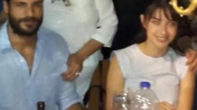 Serkan Cayoglu e la sua fidanzata Ozge Gurel.