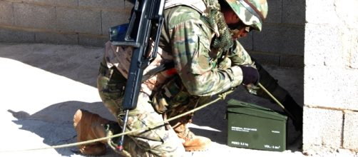 El zapador coloca un gancho de arrastre para desactivar el IED localizado.