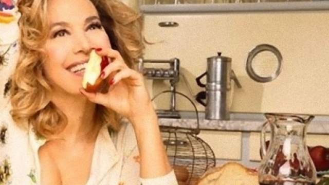 Barbara D'Urso felice per gli ascolti di Domenica Live.