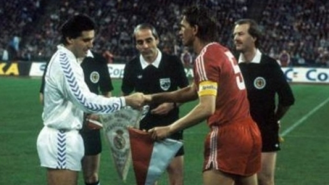 Bayern-Real Madrid del 1987, i capitani Carlos Santillana e Klaus Augenthaler si stringono la mano prima del calcio d'inizio