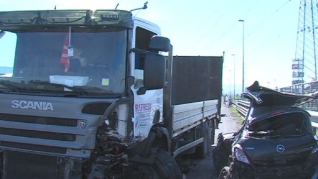 Calabria: mezzo pesante travolge diverse auto, diversi feriti. (foto di repertorio)