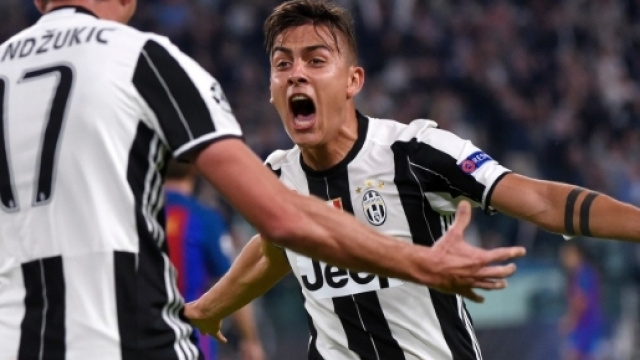 Dybala esulta dopo la doppietta allo Juventus Stadium.