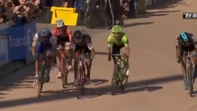 Gianni Moscon prova a sorprendere gli avversari nel finale della Parigi Roubaix