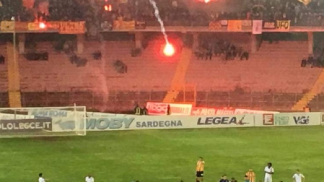 Il Lecce contestato dal "Via del mare".