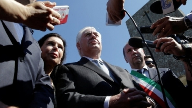 Rex Tillerson durante la sua sua sosta in Italia durante il viaggio diplomatico a Mosca