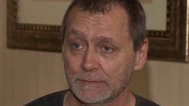 Steven Otis, aggredito da due malviventi che gli hanno rubato la sedia a rotelle