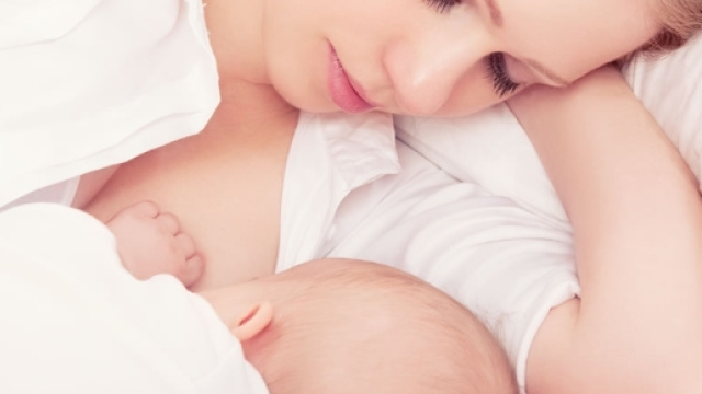 Una mamma che allatta il proprio bambino