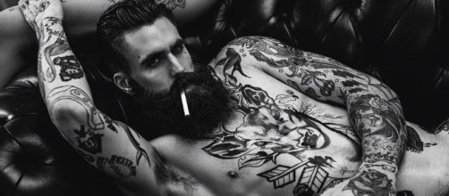 Coisas que as mulheres pensam sobre homens tatuados