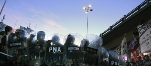 Efectivos de la Prefectura contiene el corte de un acceso a Buenos Aires durante la huegla de la CGT del pasado 6 de abril