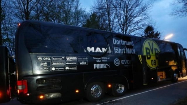 "Attacco con esplosivi da prendere seriamente": cos&igrave; la polizia tedesca dopo l'attentato al bus del Borussia Dortmund. Foto: nanopress.