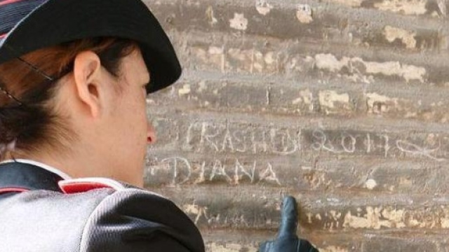 Il pilastro sfregiato del Colosseo.