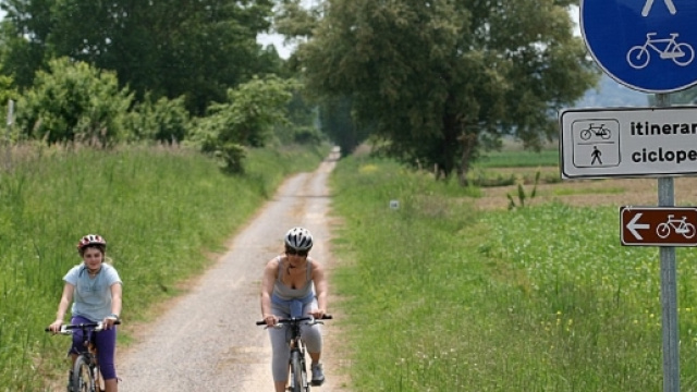 Italiani scelgono vacanze low-cost sostenibili, a piedi, bicicletta, in albergo diffuso