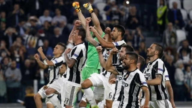 La Juventus festeggia dopo la vittoria - FOTO: account Twitter ufficiale Champions League