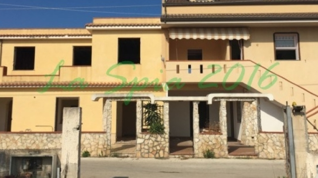 La villa confiscata al boss mafioso Michele Crapula, ad Avola,(Siracusa) al centro di una lezione di legalit&agrave; non piaciuta alla mafia. Foto: La Spia.