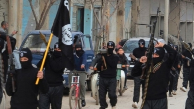 Miliziani dell'Isis in Siria: la tensione tra USA e Russia rischia di concedere una pericolosa tregua al Califfato