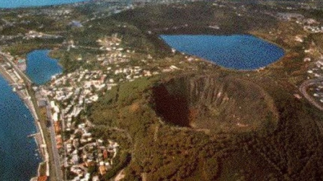 Rischio eruzione Vesuvio e Campi Flegrei, rigonfiamento di 25 cm