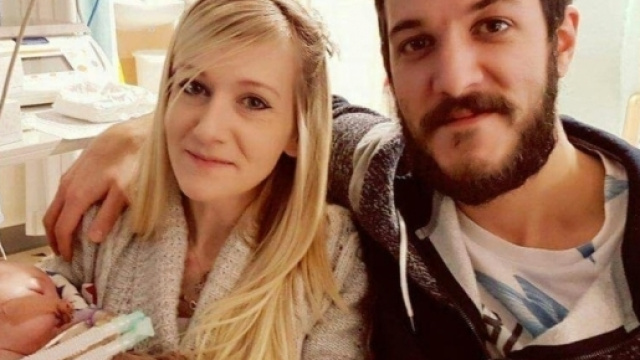 Una foto in ospedale dei piccolo Charlie Gard insieme ai genitori