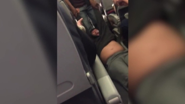 United Airlines, passeggero trascinato fuori dall'aereo con la forza