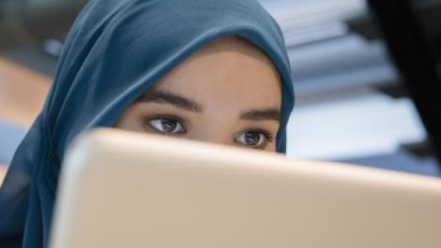 La figlia rifiuta il velo islamico, il padre la picchia.