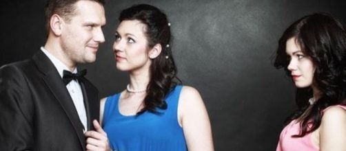 Se o encontro entre o seu namorado e a ex dele for muito frequente, pode ser um sinal de que os dois possuem algum assunto inacabado