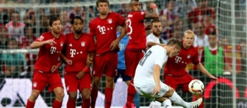 Toni Kroos, lanzando una falta en un partido contra el Bayern de M&uacute;nich