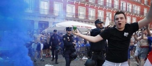 Un hincha del Leicester es apartado por un agente de polic&iacute;a. Foto: Olmo Calvo (El Mundo)