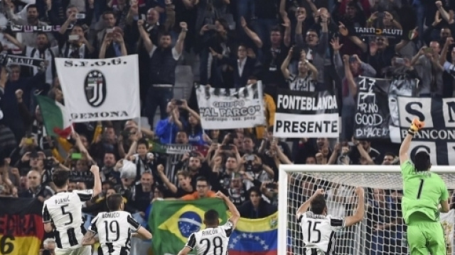 La Juventus festeggia sotto la curva - FOTO: account ufficiale Twitter Gianluigi Buffon