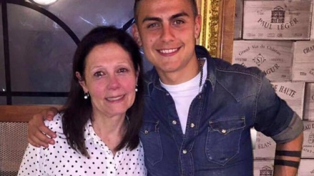 Paulo Dybala abbraccia la madre