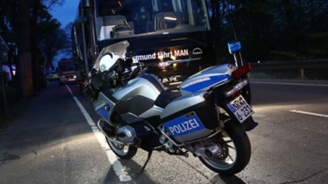 Tre esplosioni davanti al bus del Borussia Dortmund, ferito un ... - avvenire.it