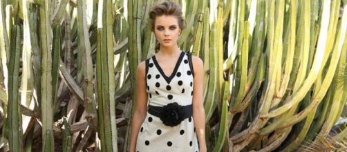 Almatrichi. Vestido de lunares con decoraci&oacute;n floral.