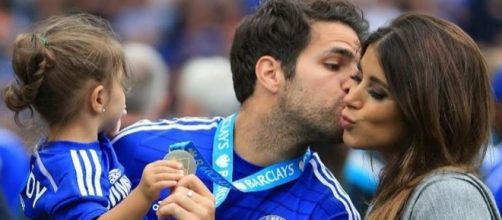 Demandar&aacute;n a Cesc por dar balonazo a un beb&eacute; - planoinformativo.com