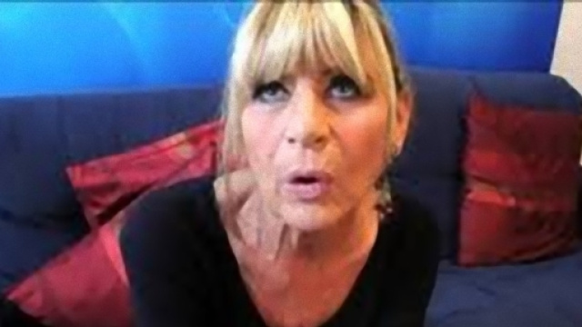 Gemma Galgani riceve l'affetto delle sue fan.