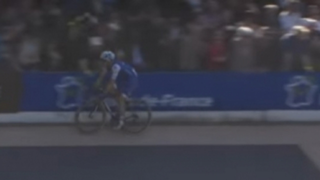 Il momento incriminato: lo spettatore si sporge per toccare Stybar