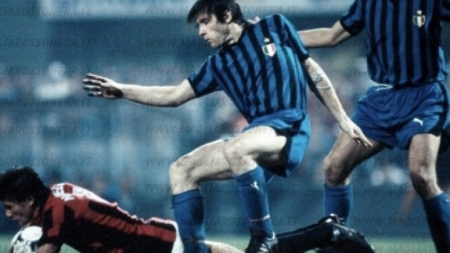 Inter-Milan, Mundialito 1981: contrasto tra Lele Oriali e Walter Novellino (ph. magliarossonera.it)