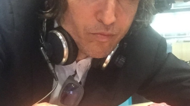 La foto di Cruciani con tre teste di agnello fa discutere