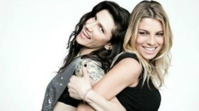 Elisa si dichiara 'libera' e difende 'Amici' da Morgan.