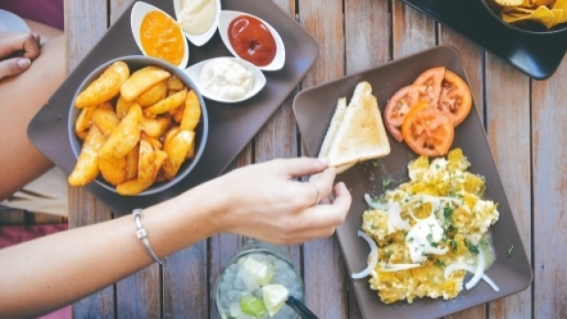 Social Eating - CC0 License by pexels.com