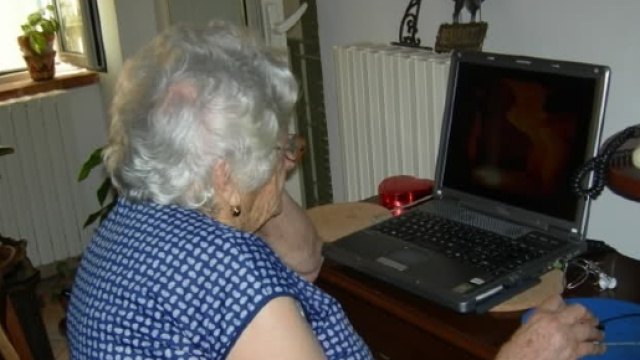 Una nonna a Rimini perseguita il suo "baby" amante