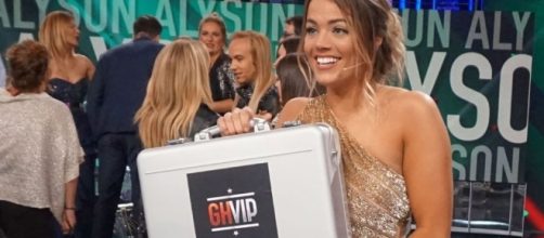 Alyson con el malet&iacute;n de ganadora.