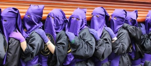 Penitentes cargando un paso en Espa&ntilde;a